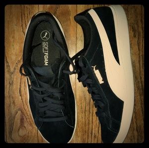 Black suede Pumas size 10